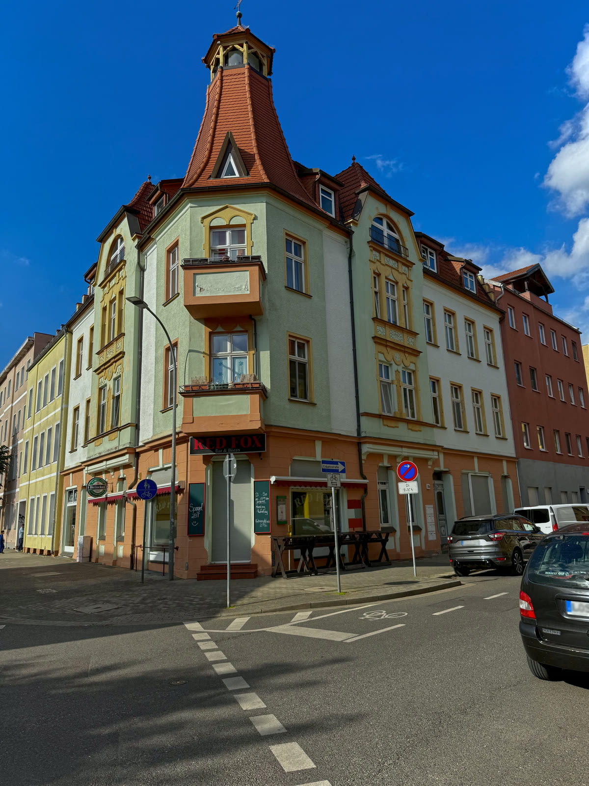 Fassade vor der Überarbeitung mit den ursprünglichen Farbtönen